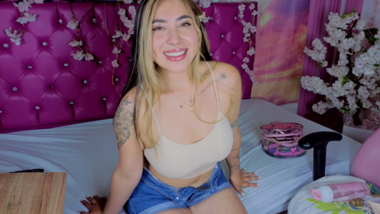 _ManuVeelezのToo many women for one photo.の 2枚の写真