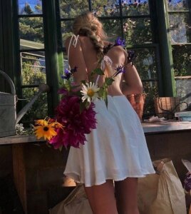 Ellie_Diamond_ Public Pic 3