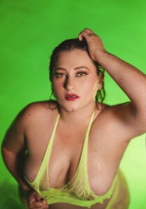 lenah_smithのLENAH IN THE POOLの 4枚の写真