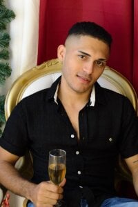 Derek_Storm_ Don't you want a brunette for this Christmas? Pic