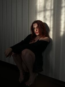 LisaElfy sexy me, basking in the sun's rays Billede 2