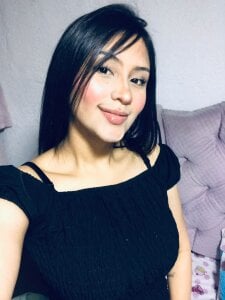 How about red on skin? 😏😈 de lilithdivinee  Imagens