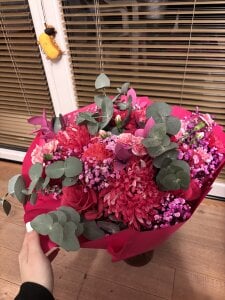 Leri_Star give women flowers 🌹 Gambar 9