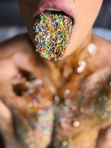 Melt on my skin, just like chocolate 🍫😈 de susan_zc  2 Imagens