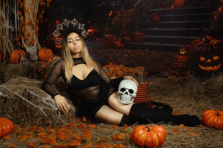 AMELIETARSON 👻Trick or kiss? you choose.🎃 Pic 4