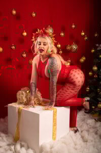 SophieWinsloow Santa isn’t the only one coming🎄😘 Pic 2