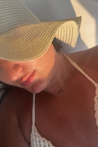 ari_artis My first time seeing a sea Pic 4