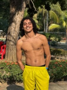 Straight_with_curls Pool 🔫 Pic 6