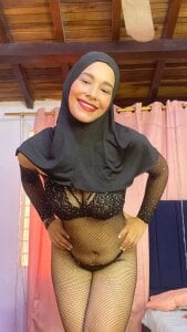 Shana is very horny, wants to have fun 🥵 de ShanaJamil  2 Imagens