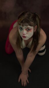 Clown face de NEXT_DOOR_GIRL_  5 Imagens