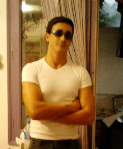 HOTMENVERYHOT very strong Pic