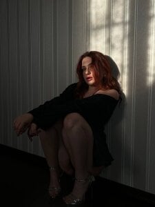 LisaElfy sexy me, basking in the sun's rays Billede