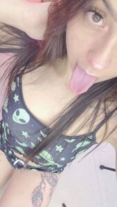 Melissa_Koster Soft charm, striking form—your weakness? 🍀 Hình