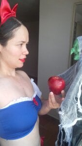 La reina tenía razón… esta belleza sí da miedo 💖🍎 de loreen_grey  8 Imagens