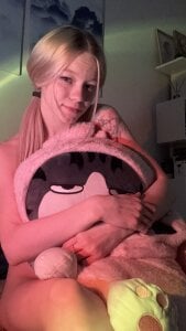 Zdjęcia Lali-Lu Luna’s naked cuddles with Mr. Cat❤️😽: 