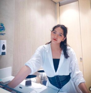 CorrineGrounds Public Foto 3