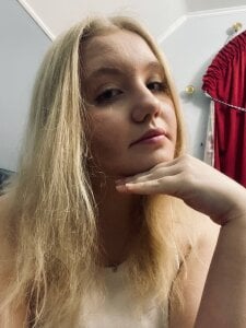 EmilyEvanse 🤍🤍🤍 Pic