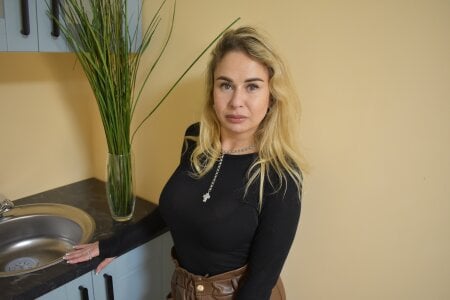 TiffanyThoughts Just me on my kitchen зображення 4