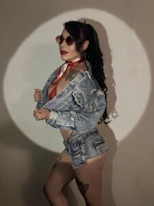 mia_velvet1With my short shorts Bild 6