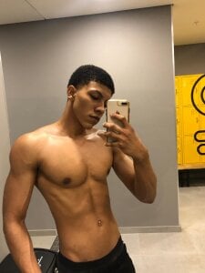 RickyEbony Just as I have veins in my arms, I have them in my dick Foto 3