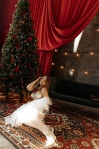 MariaRobinsone Waiting for the holiday Pic 3