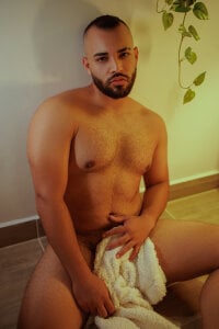 Chris_Varden Find out what's under the towel Poză 2