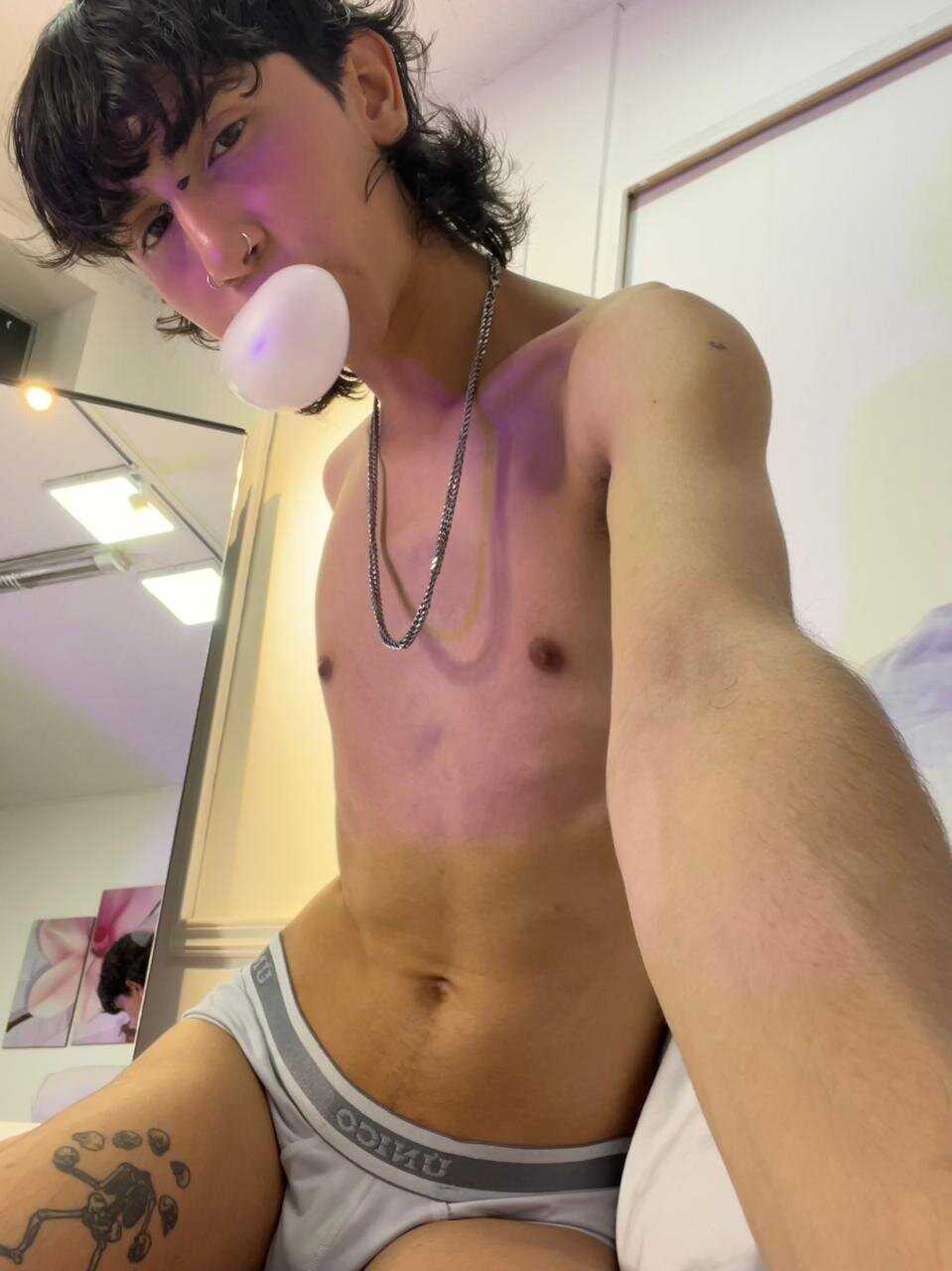 Трендове зображення  6503 Milan_LewisS