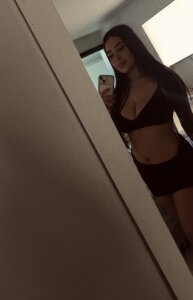 Ashley33_ Public Hình 4