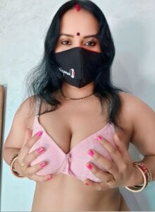 Radhika-mahi Public Pic 3