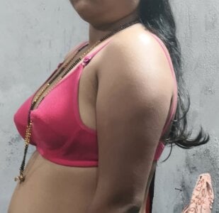 Curvy_Kanika Public Foto