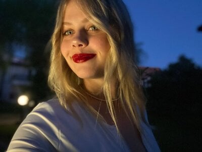 RoyalNovaX My red lips Pic