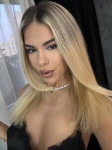 ChloeVelvet Public Pic 2
