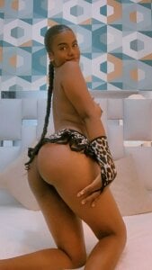 EMMA_JONHES Public Pic 4