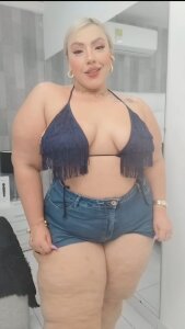 LeahMillerr BBW body, tight jean shorts🍑 Pic 2