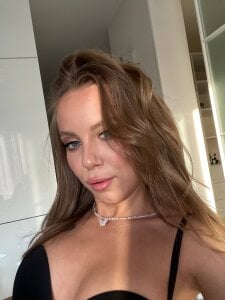 Tesssa_Young Public Pic 4