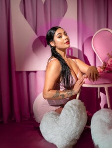 Kleverly_Manson1 Love is my favorite word🩷 Εικόνα 4