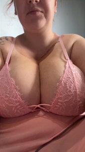 busty-bella1 Public Bilde 2