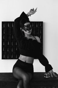 HelenBlazeTrt Black and White Bilde 8