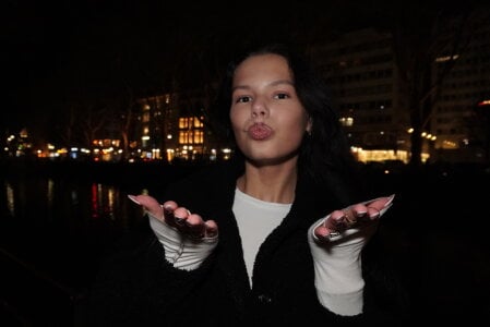 MaydaCornwallInternet kiss Bild 2