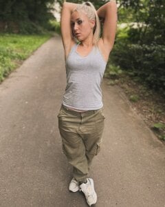 Sexy-Milla Public Pic 7