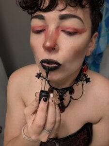 kittyfitty29 Send 800tkns for my new Mac blacklipstick Gambar