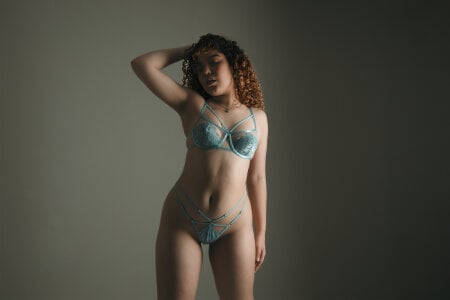 AmbarClarck sexy allison woman with beautiful curls Foto 4