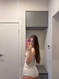 LauraHansil I love taking photos before leaving the house💖😜 Pic