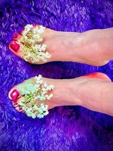 Trinityy__ Feet with sexy painted nails toes and flower for you smell my soles and suck my foot for feetjob! Pic 2