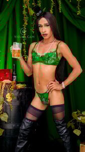 NicoleMadrird Looking for my pot of gold. Found it in the mirror. 🍯🍀 зображення 3