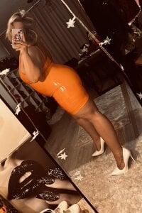 ZoeMesmerize kullanıcısının 🧡ORANGE LATEX TIGHT aa HELL🔥 dress. 🤍white Leather stilettos👠 albümü -  fotoğraf