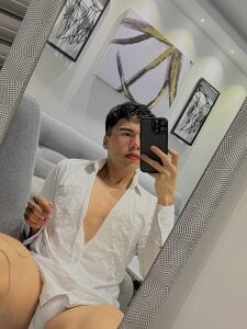 Logan_smith1 with long sleeve T-shirt ? Pic