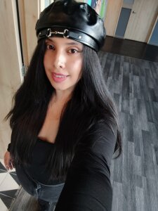 laya_seduce Public Pic 5