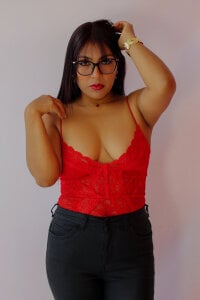 evelynjohnsoon Dangerous Curves & Red Lace 🍒🌹  9টি ছবি