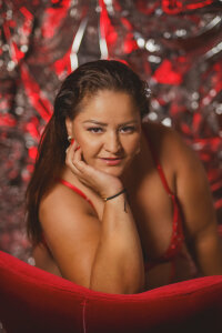 katte_landerr Glamor in Scarlet 💋💋 Pic 2